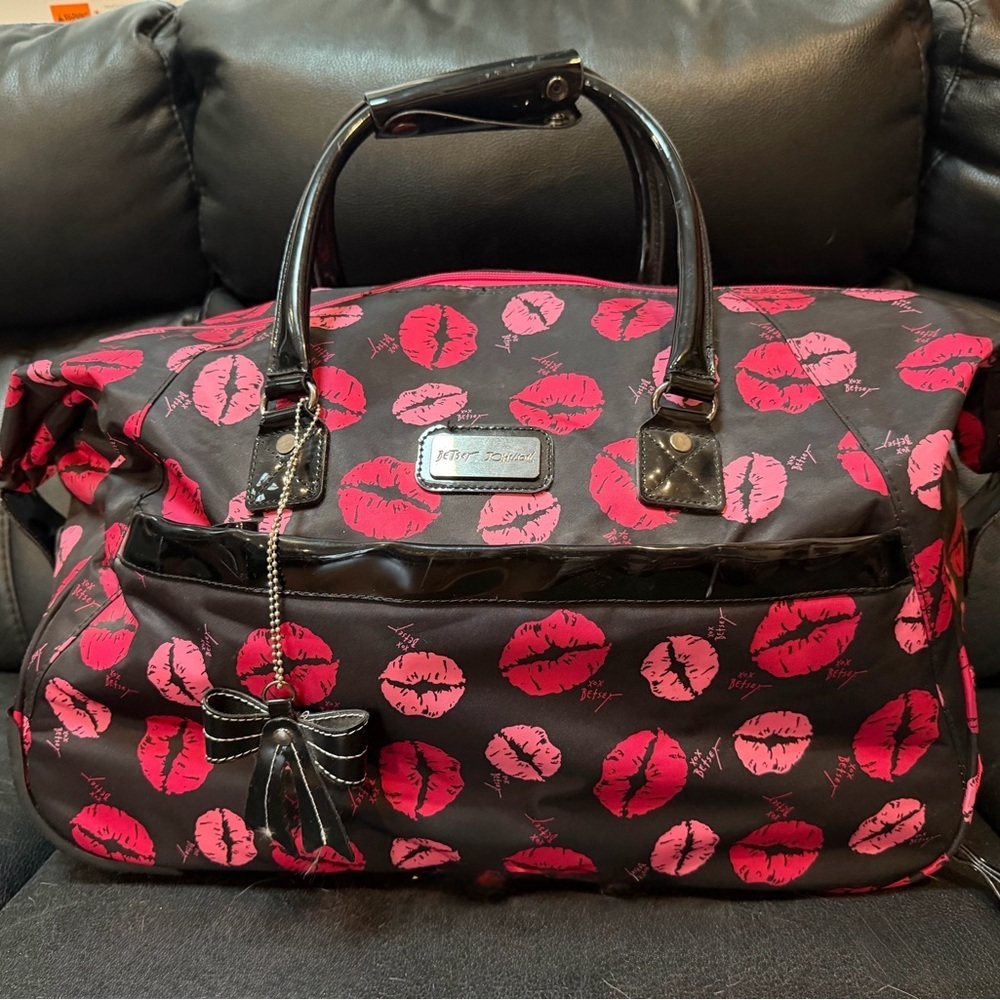 RARE Betsey Johnson Lips Kiss Print Rolling Bag Carry On Weekender Roll Luggageđź’‹ - Picture 12 of 12